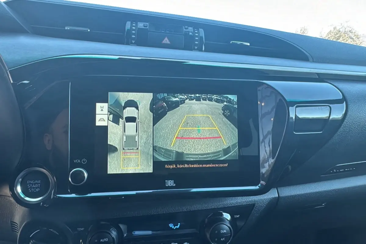 Vue rapprochée de l'écran multimédia du Toyota Hilux 2026 montrant la caméra de recul et l'affichage 360° intérieur noir.