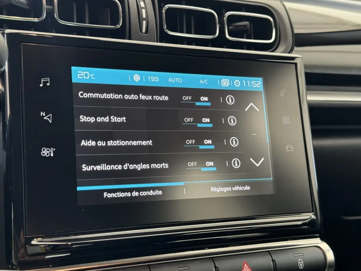 Écran tactile central de la Citroën C3 gris foncé 2020 affichant les réglages d’aides à la conduite.