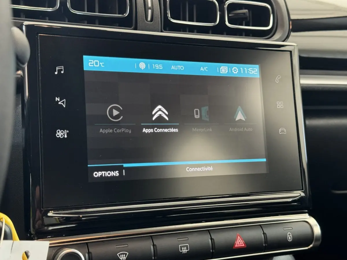 Écran tactile central affichant les options de connectivité dans l'habitacle d'une Citroën C3 gris foncé.