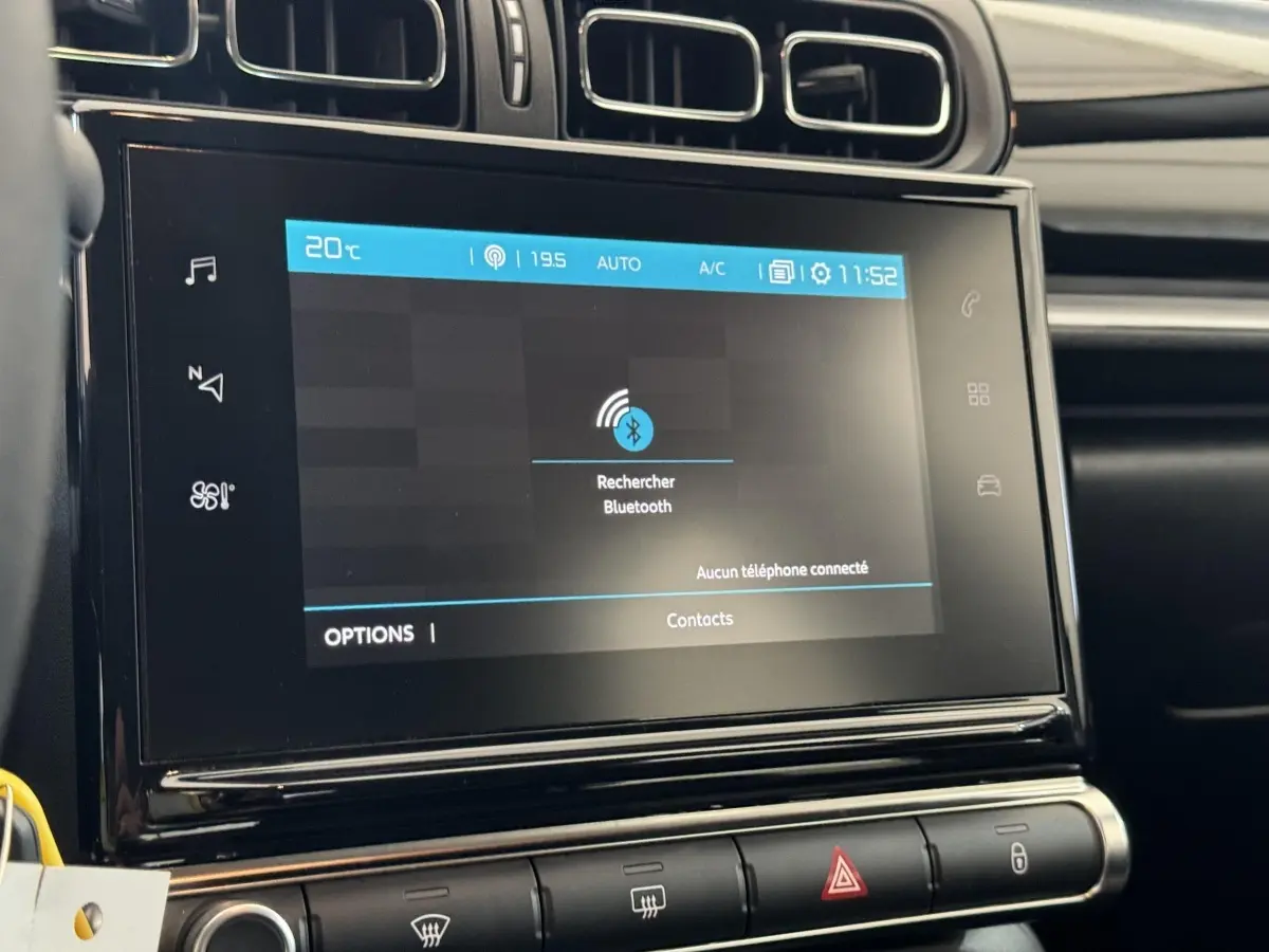 Écran tactile central de la Citroën C3 2020 gris foncé, affichant la recherche Bluetooth, vue intérieure rapprochée.