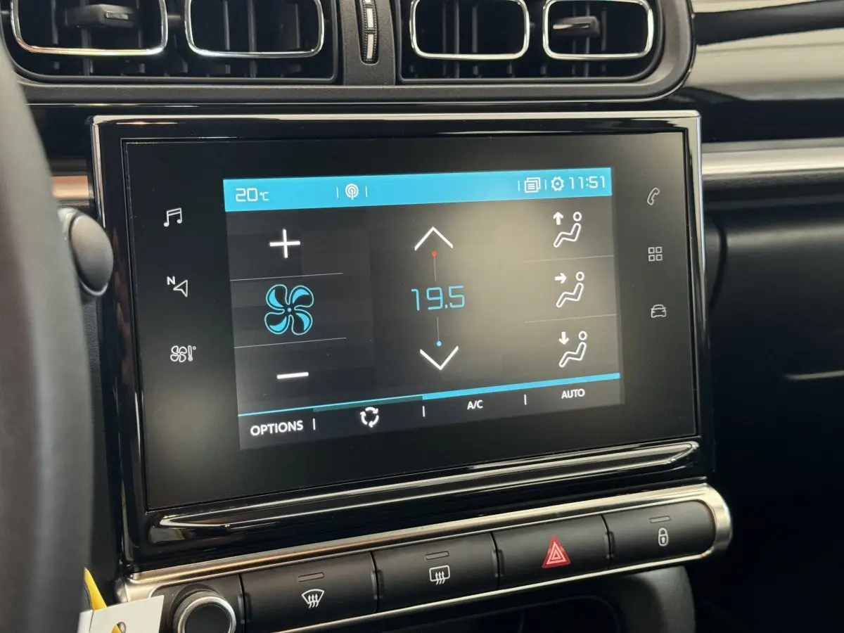 Écran tactile central affichant la climatisation dans l’habitacle d’une Citroën C3 2020, vue de face.