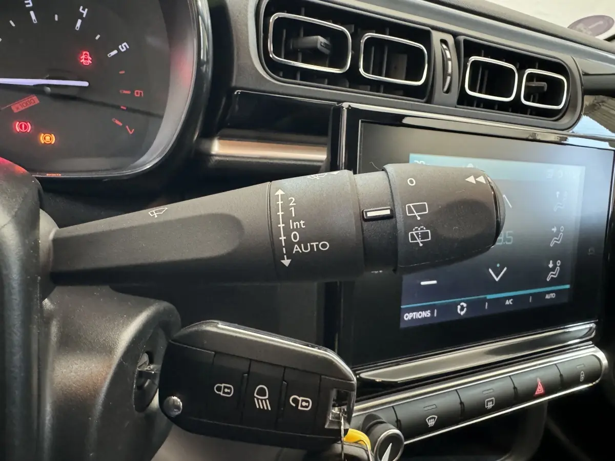 Intérieur de Citroën C3 2020 gris foncé, vue sur la commande d’essuie-glace et l’écran tactile central.