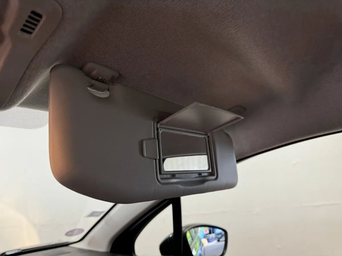 Détail du pare-soleil avec miroir intégré côté conducteur dans l’habitacle d’une Citroën C3 gris foncé 2020.