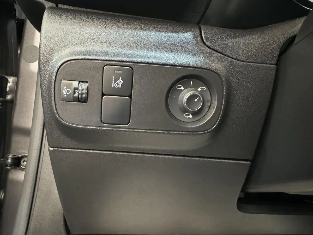 Vue rapprochée du panneau de commandes latéral gauche noir mat de la Citroën C3 PureTech 110 2020.