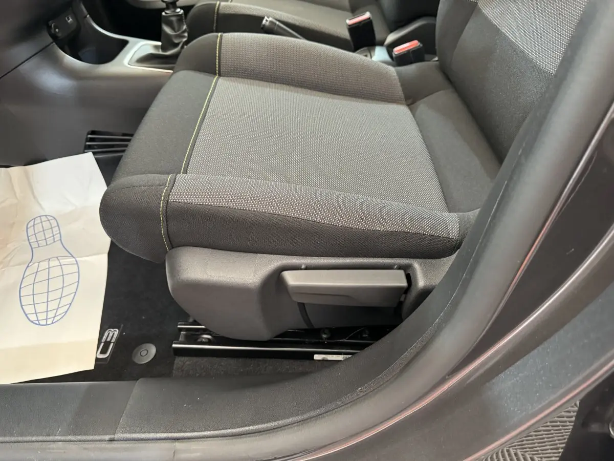 Vue intérieure côté conducteur du siège avant gris foncé avec coutures jaunes sur Citroën C3 2020.