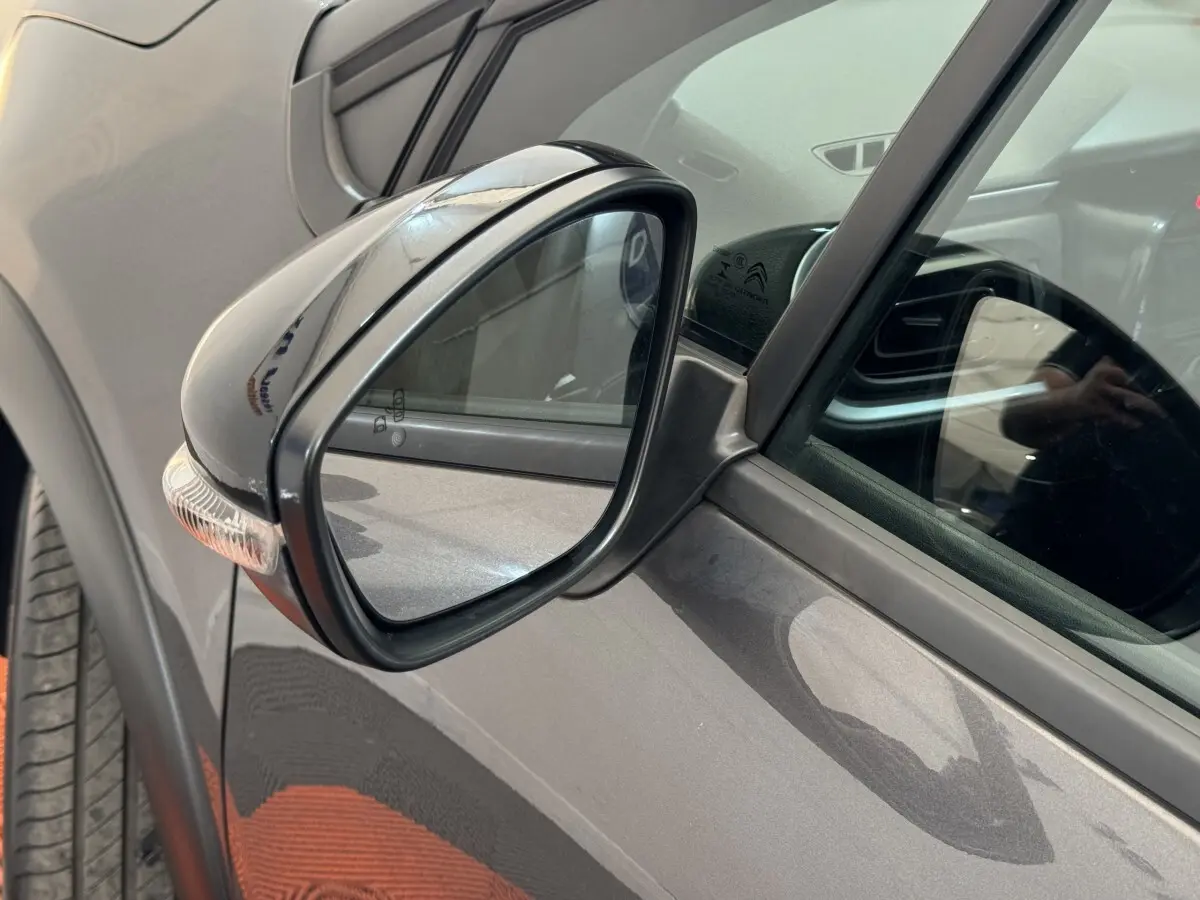 Rétroviseur extérieur droit gris foncé de Citroën C3 2020, avec clignotant intégré et reflet intérieur visible.