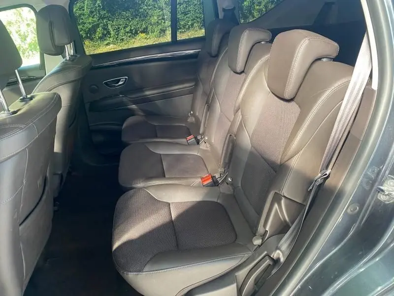 Vue latérale droite des sièges arrière en cuir gris du Renault Espace V 2018, avec appuie-têtes et ceinture de sécurité visibles.