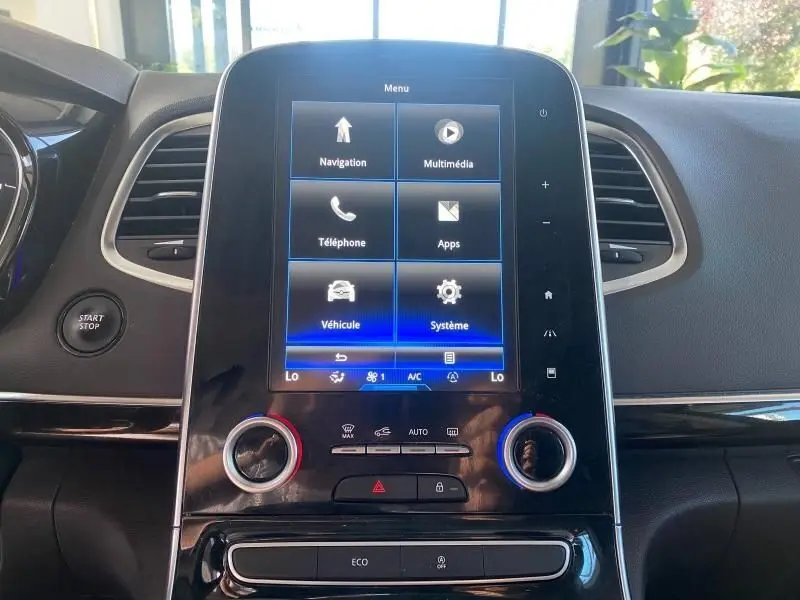 Vue rapprochée de l'écran tactile central du tableau de bord du Renault Espace V gris, affichant le menu multimédia.
