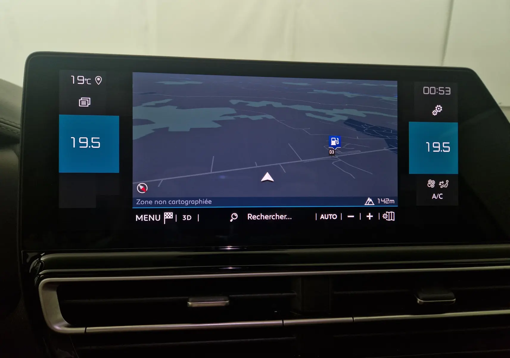 Écran central du tableau de bord du Citroën C5 Aircross 2024 affichant la navigation et la climatisation à 19,5°C.