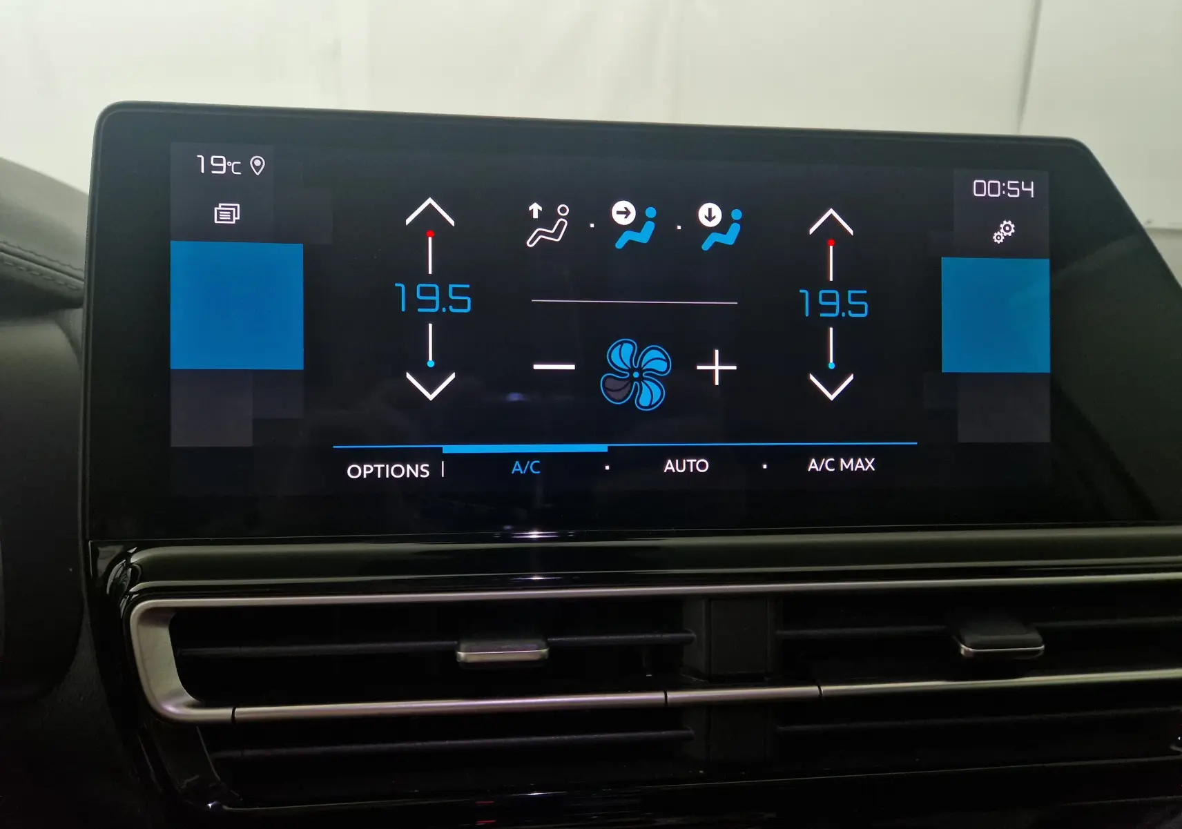Écran tactile central du tableau de bord du Citroën C5 Aircross 2024 affichant la climatisation à 19,5°C avec commandes digitales.