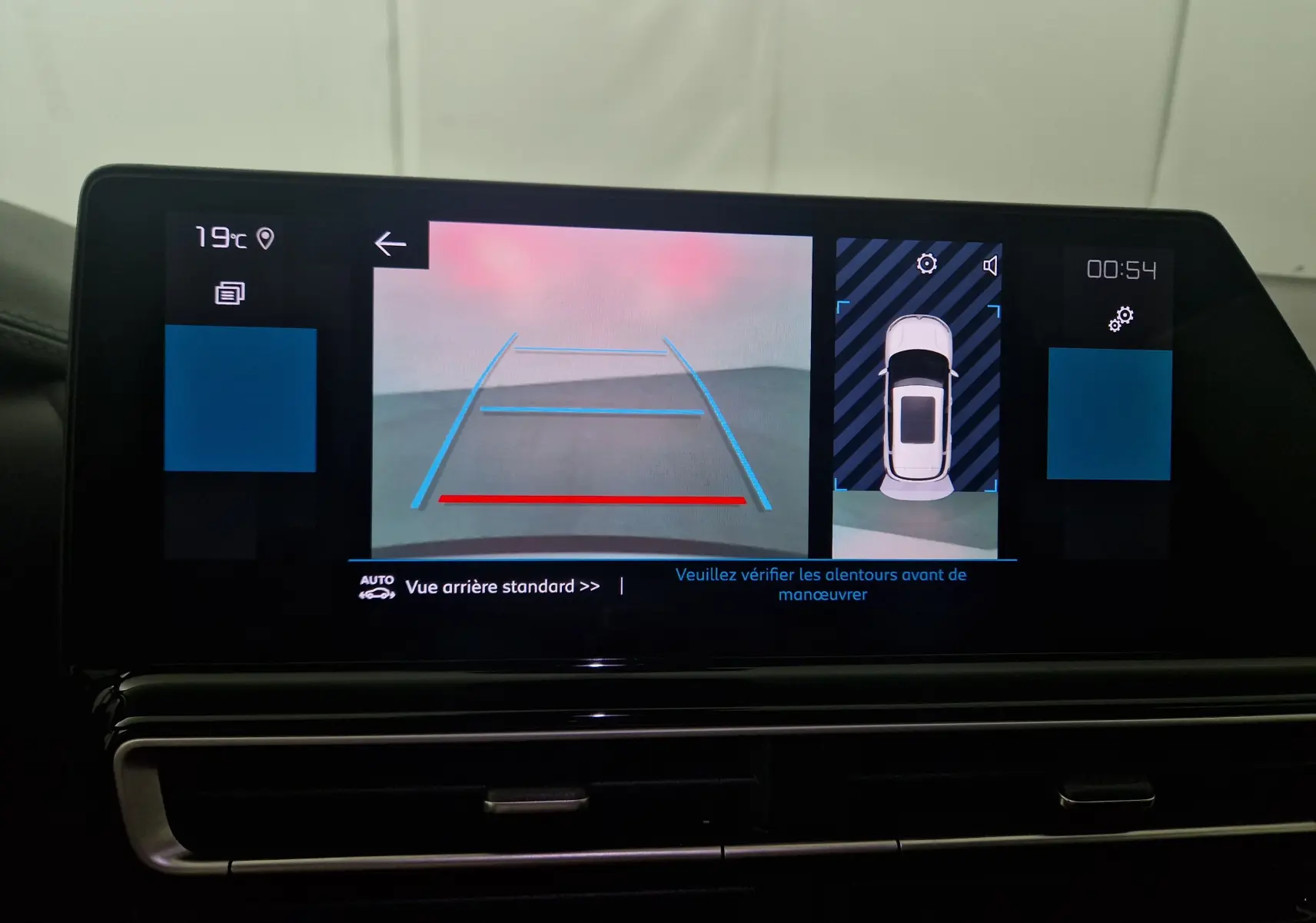 Écran central du Citroën C5 Aircross 2024 montrant la caméra de recul et l'affichage 360° avec interface moderne noire.