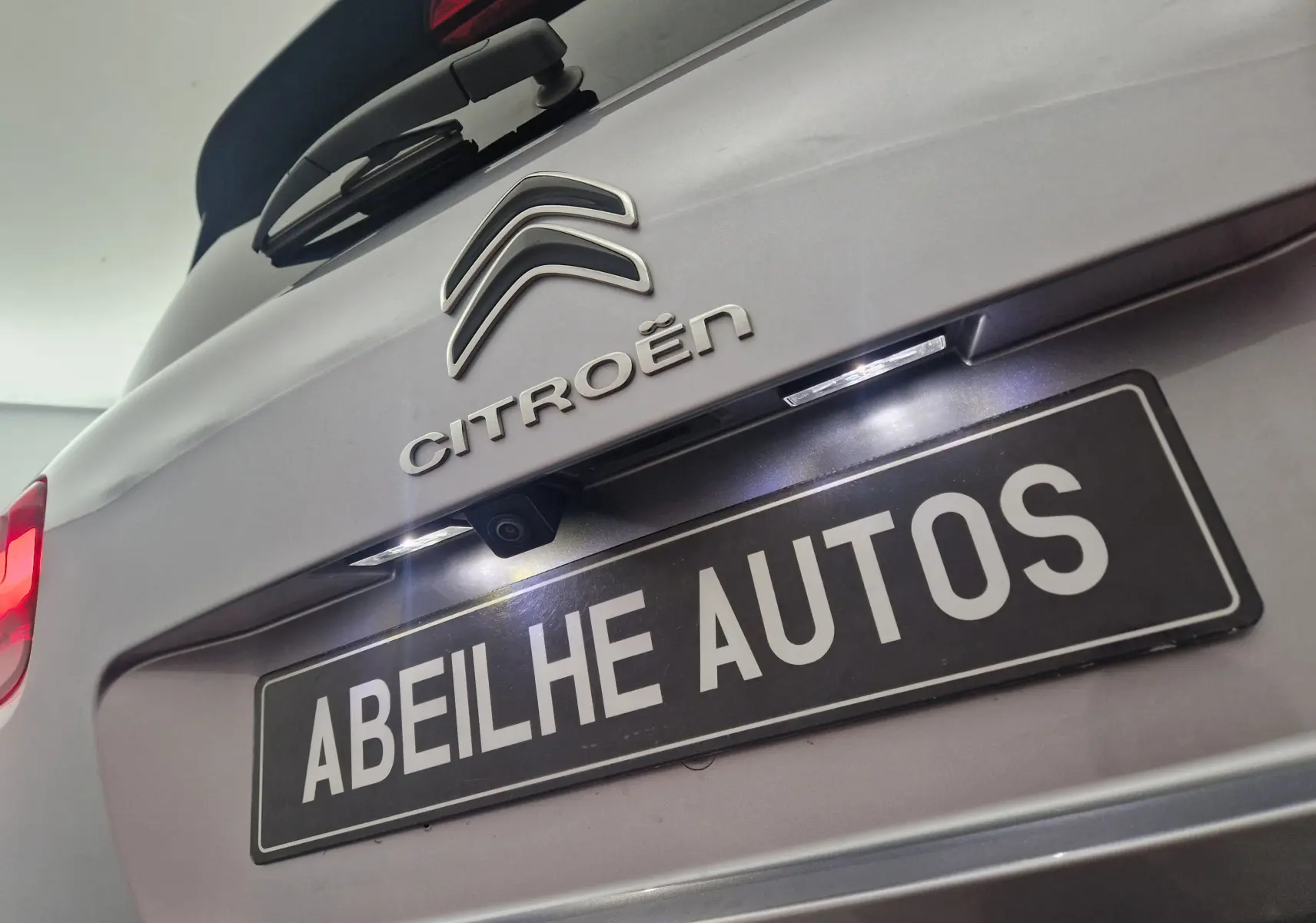 Gros plan sur l'arrière gris Artense d'un Citroën C5 Aircross 2024 avec caméra de recul et éclairage plaque visible