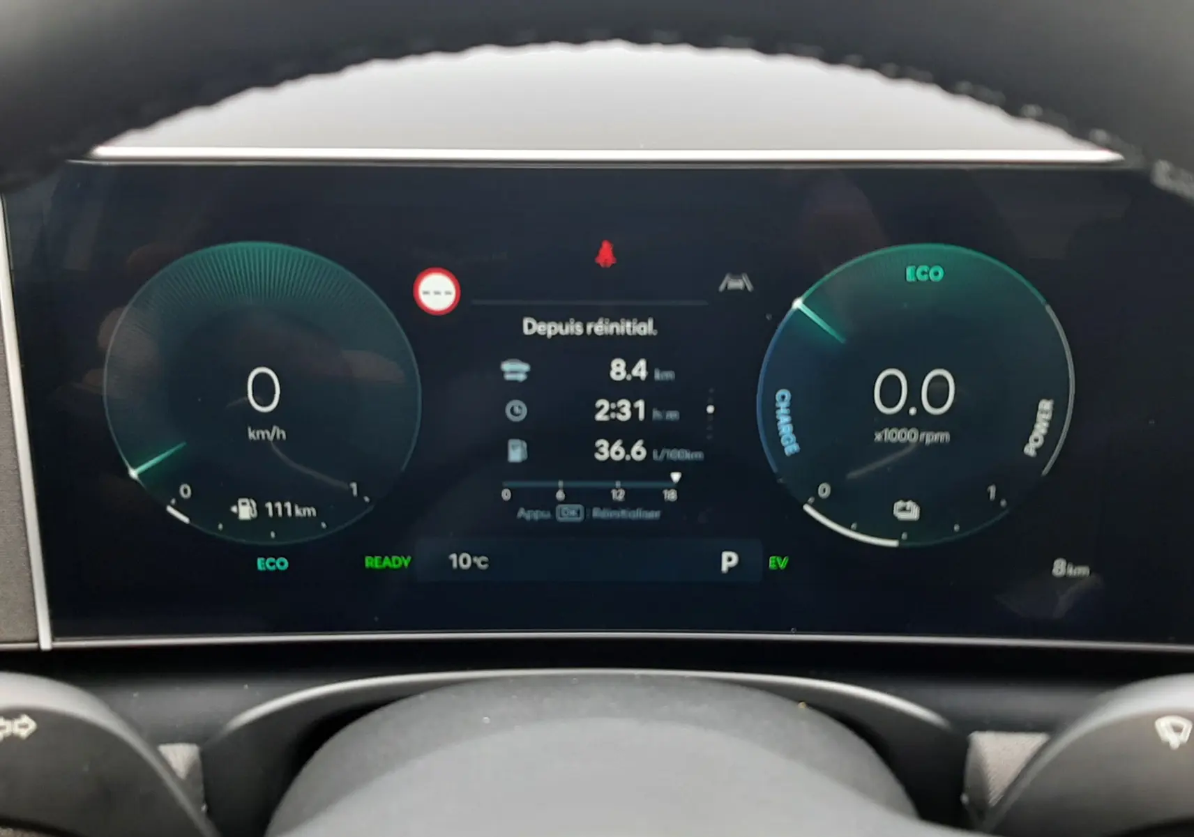 Vue rapprochée du tableau de bord numérique du Hyundai Tucson 2025, affichage des compteurs et informations de conduite.