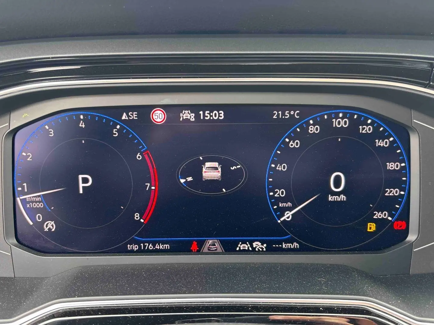 Combiné d'instruments digital du Volkswagen Taigo 2025 affichant vitesse, régime moteur et alertes au tableau de bord.