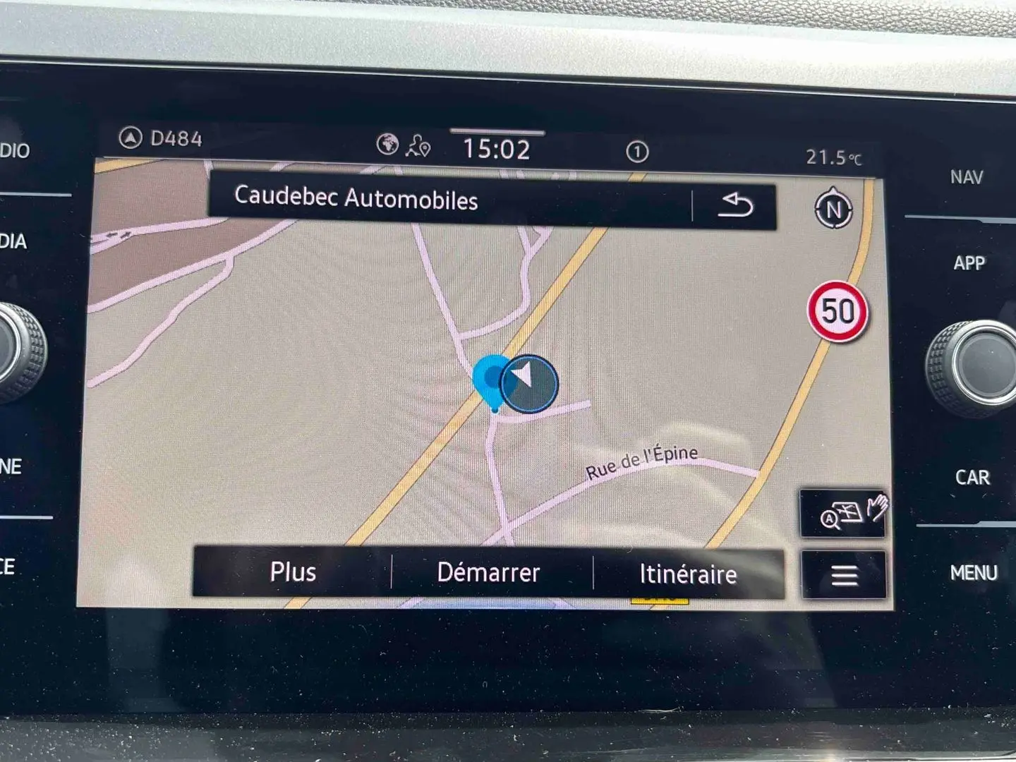 Écran tactile du système de navigation du Volkswagen Taigo blanc, affichant une carte et options d’itinéraire.