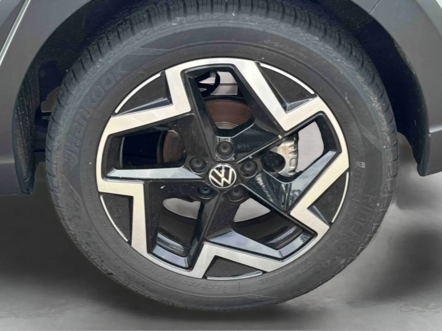 Gros plan sur la jante alliage noir et argentée de 17 pouces avec logo Volkswagen au centre, montée sur un pneu Hankook.