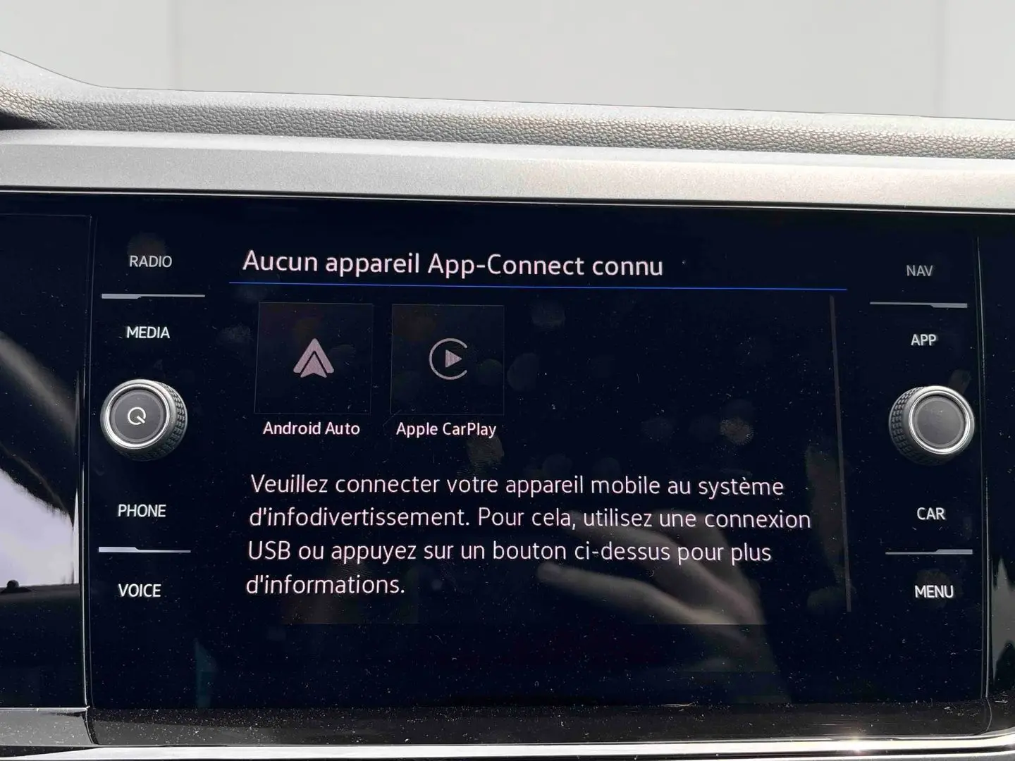 Écran tactile central du Volkswagen Taigo affichant le message de connexion App-Connect sans appareil mobile connecté.