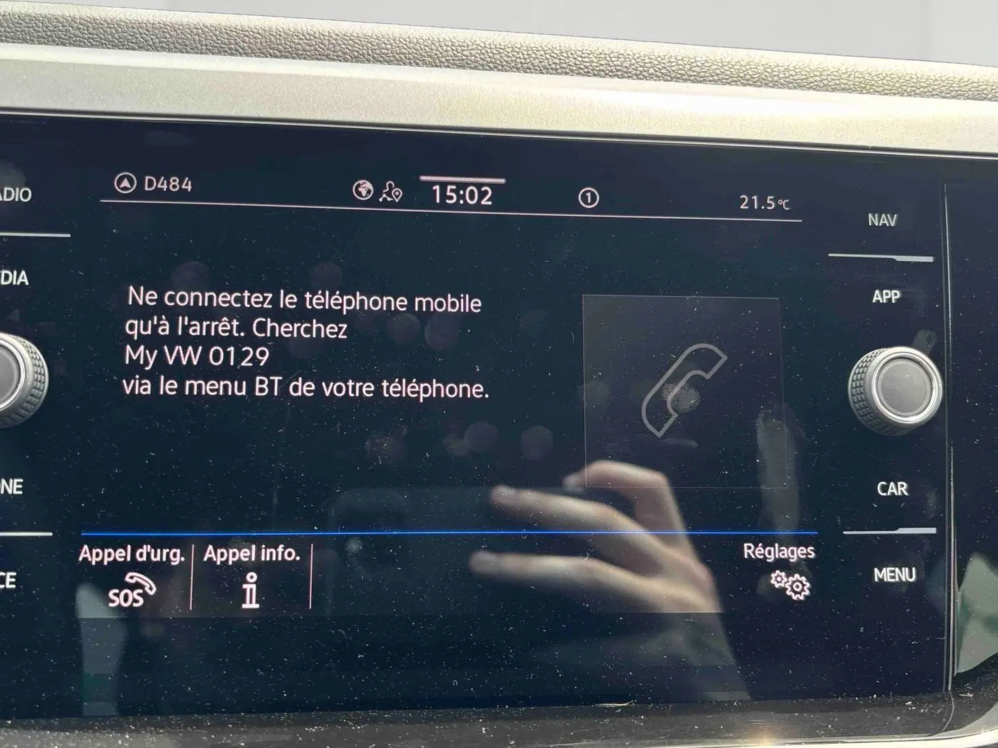 Vue de face du Volkswagen Taigo blanc 2025 avec calandre R-Line et jantes alliage 17 pouces Coventry.