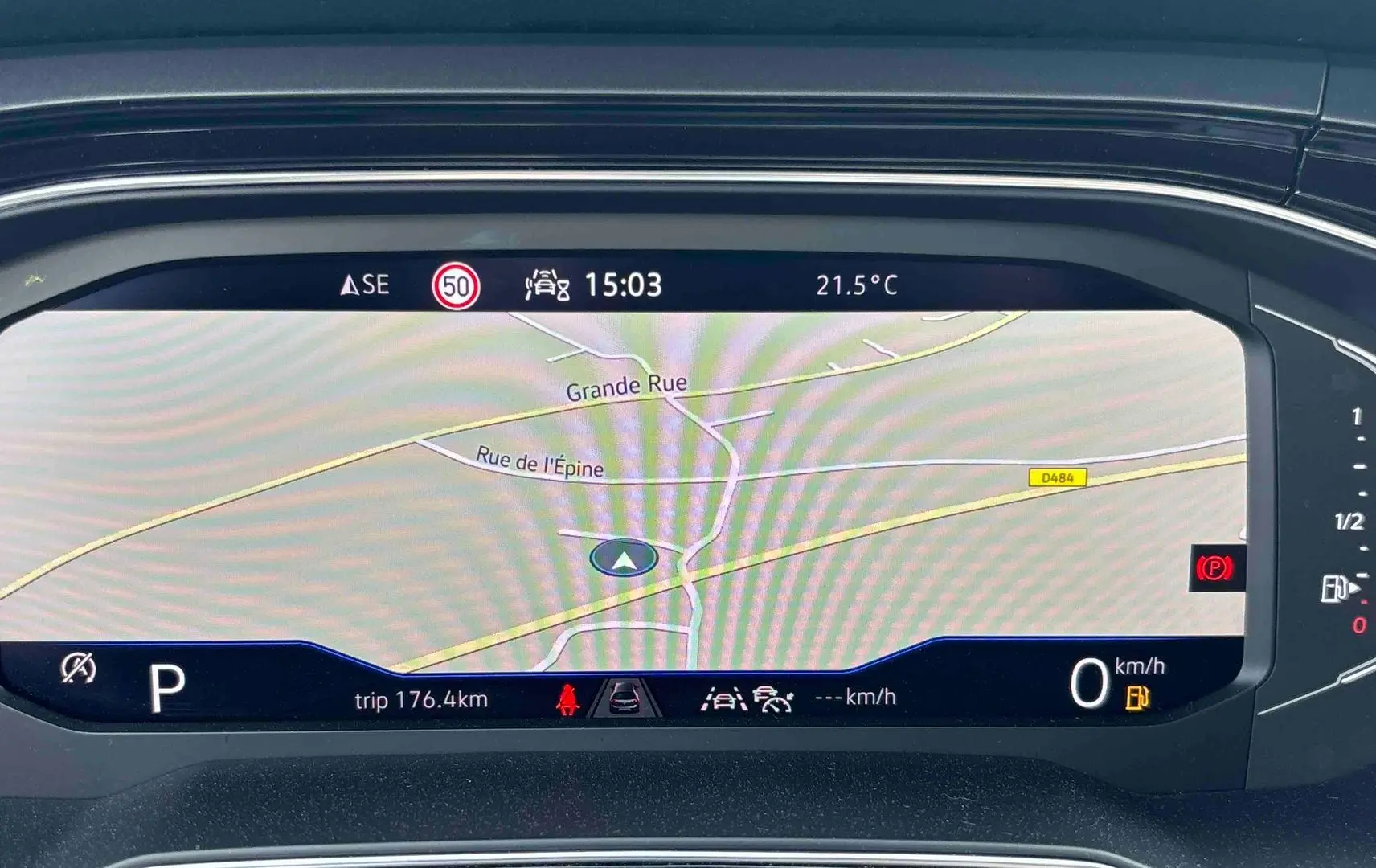 Affichage numérique du combiné d'instruments du Volkswagen Taigo blanc, vue rapprochée sur l'écran de navigation.