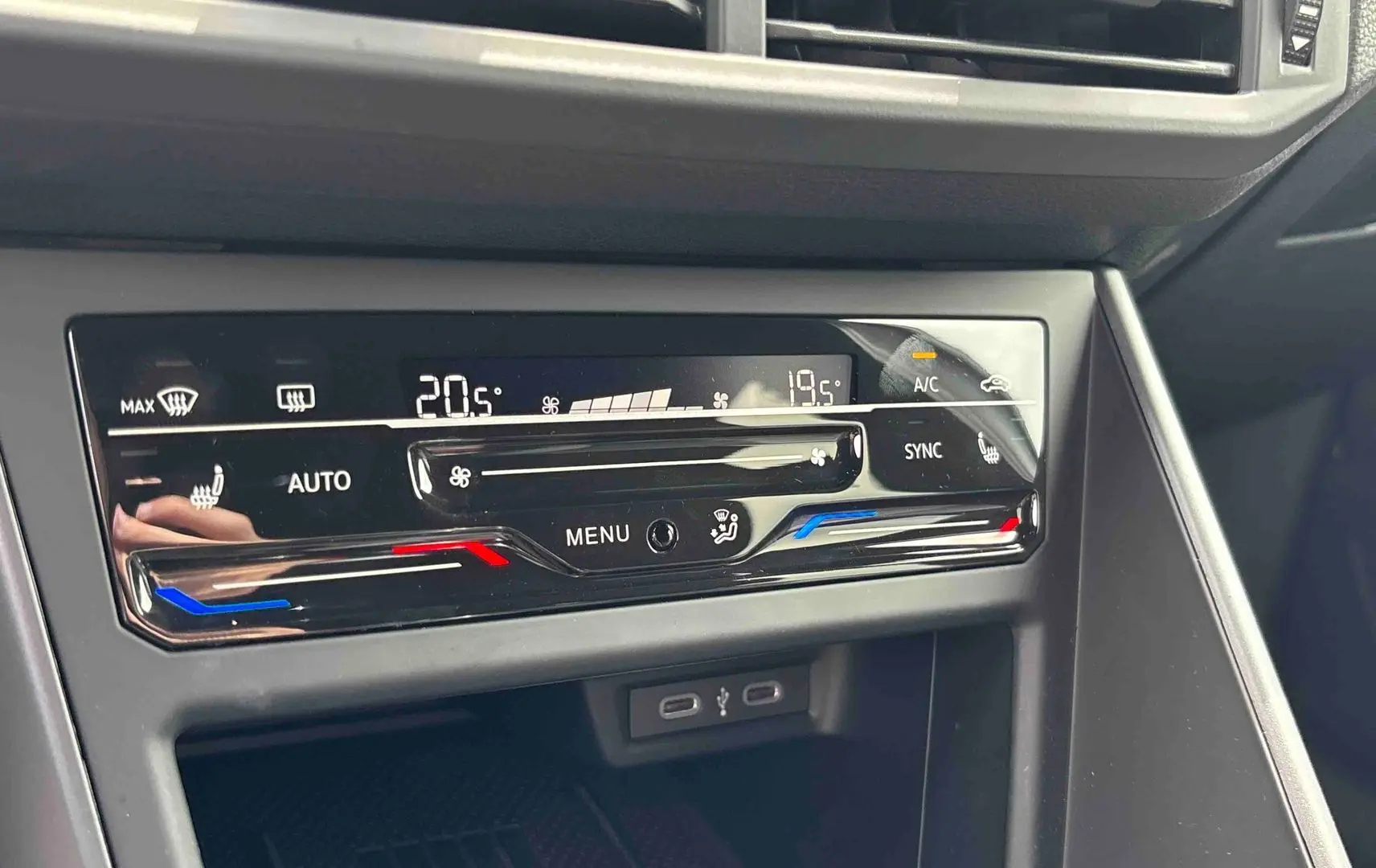 Détail de la console centrale tactile du Volkswagen Taigo blanc, affichant la climatisation automatique bi-zone.