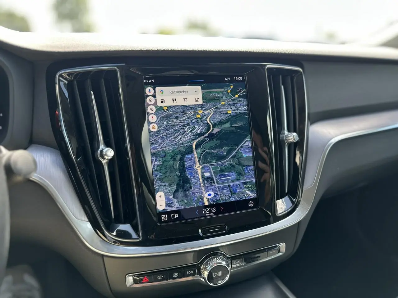 Vue rapprochée du tableau de bord du Volvo S60 2024 avec écran tactile affichant la navigation GPS.