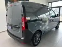 Vue 3/4 arrière droite du Renault Express Van gris 2021 avec porte latérale coulissante et cloison vitrée visible.