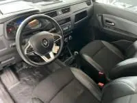 Intérieur du Renault Express Van 2021, vue du poste de conduite avec sièges en tissu noir et tableau de bord gris.