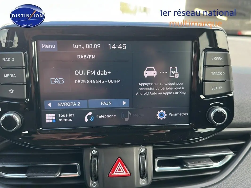 Tableau de bord de Hyundai i30 SW gris clair 2022 avec écran tactile multimédia et commandes autour visibles de face
