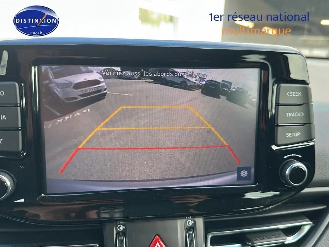 Écran de caméra de recul dans une Hyundai i30 SW gris clair, vue intérieure du tableau de bord moderne.