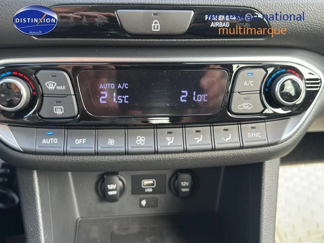 Détail du tableau de bord de la Hyundai i30 SW 2022 montrant la climatisation automatique bi-zone et les ports USB et 12V.