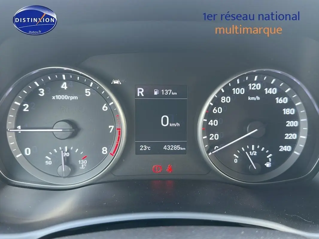 Tableau de bord de la Hyundai i30 SW 2022 montrant compte-tours, vitesse, température et écran central digital.