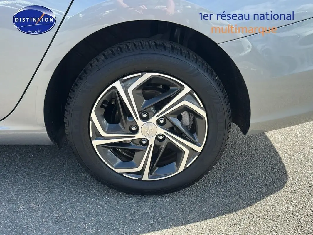 Gros plan sur la jante alliage 17 pouces gris clair d'une Hyundai i30 SW 2022, mettant en valeur le design moderne.