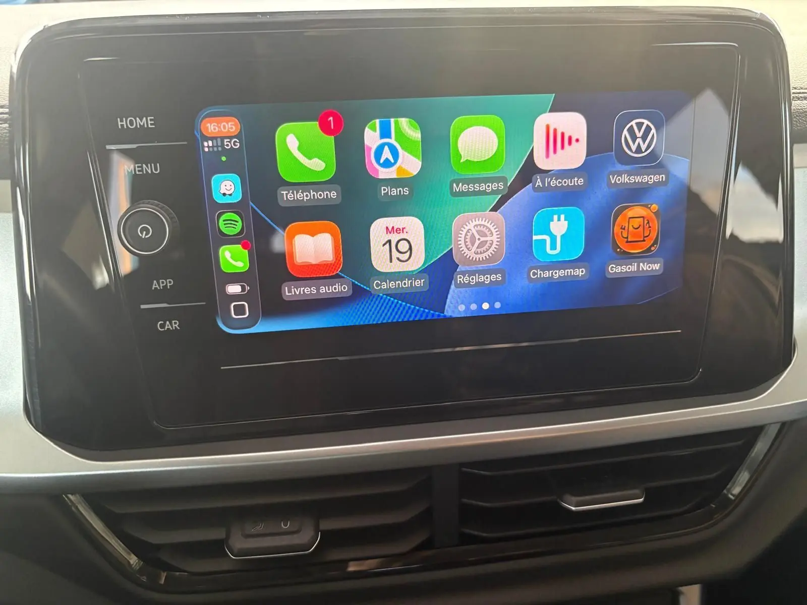 Écran tactile central du Volkswagen T-Roc 2024 affichant des applications connectées, vue de face intérieure.