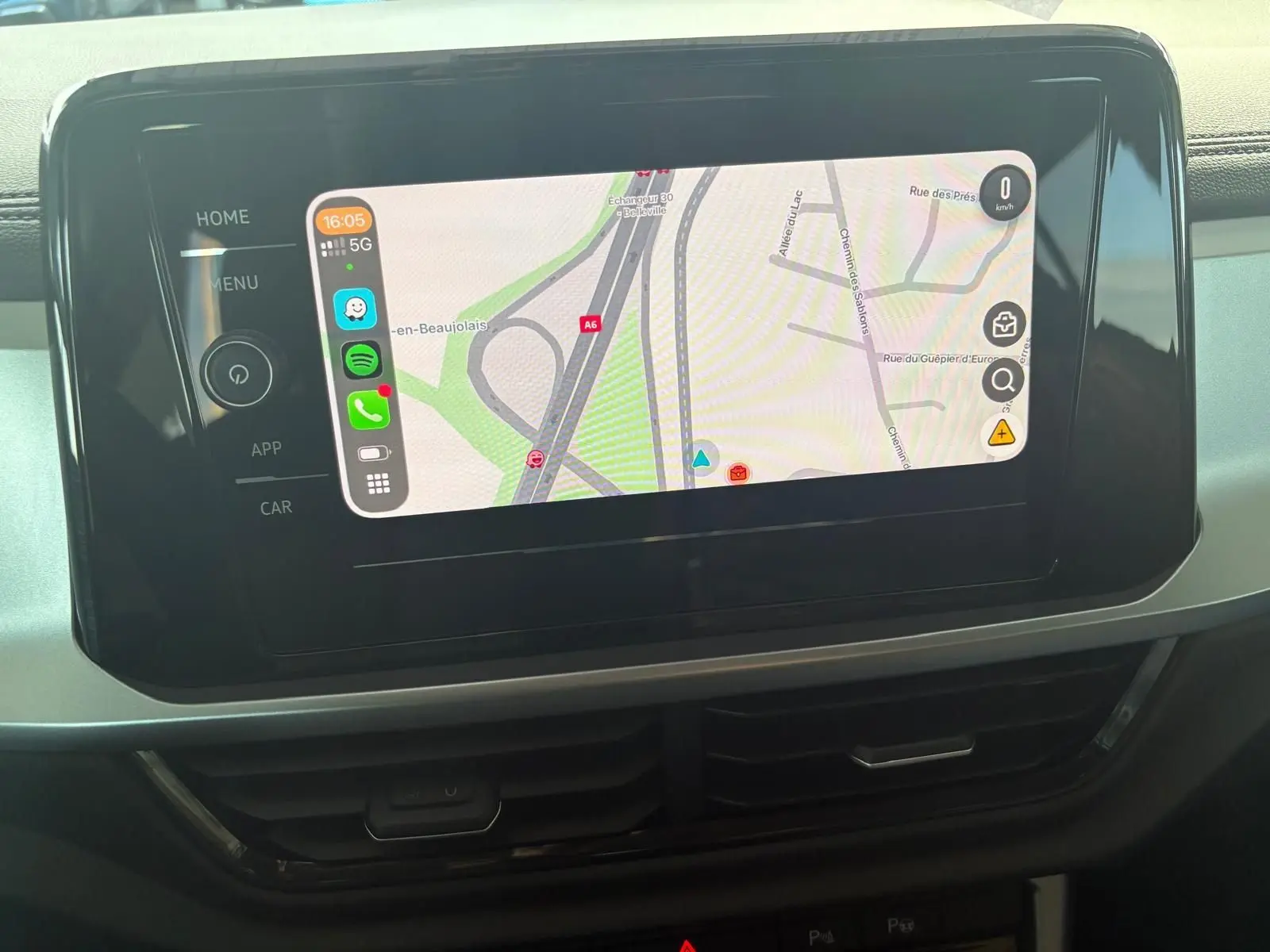 Écran tactile central du Volkswagen T-Roc 2024 affichant une carte de navigation avec interface connectée.