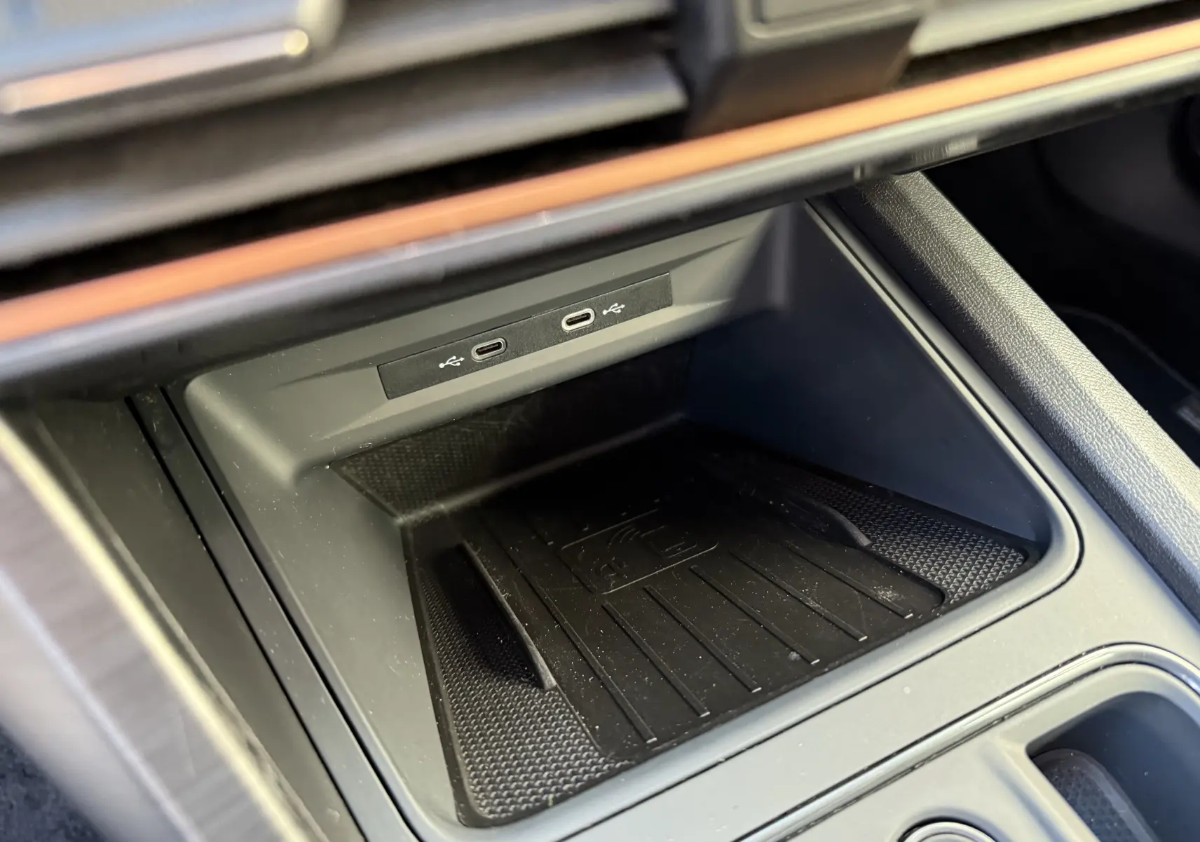Gros plan sur la console centrale du Cupra Formentor 2023, montrant le chargeur sans fil et deux ports USB-C.