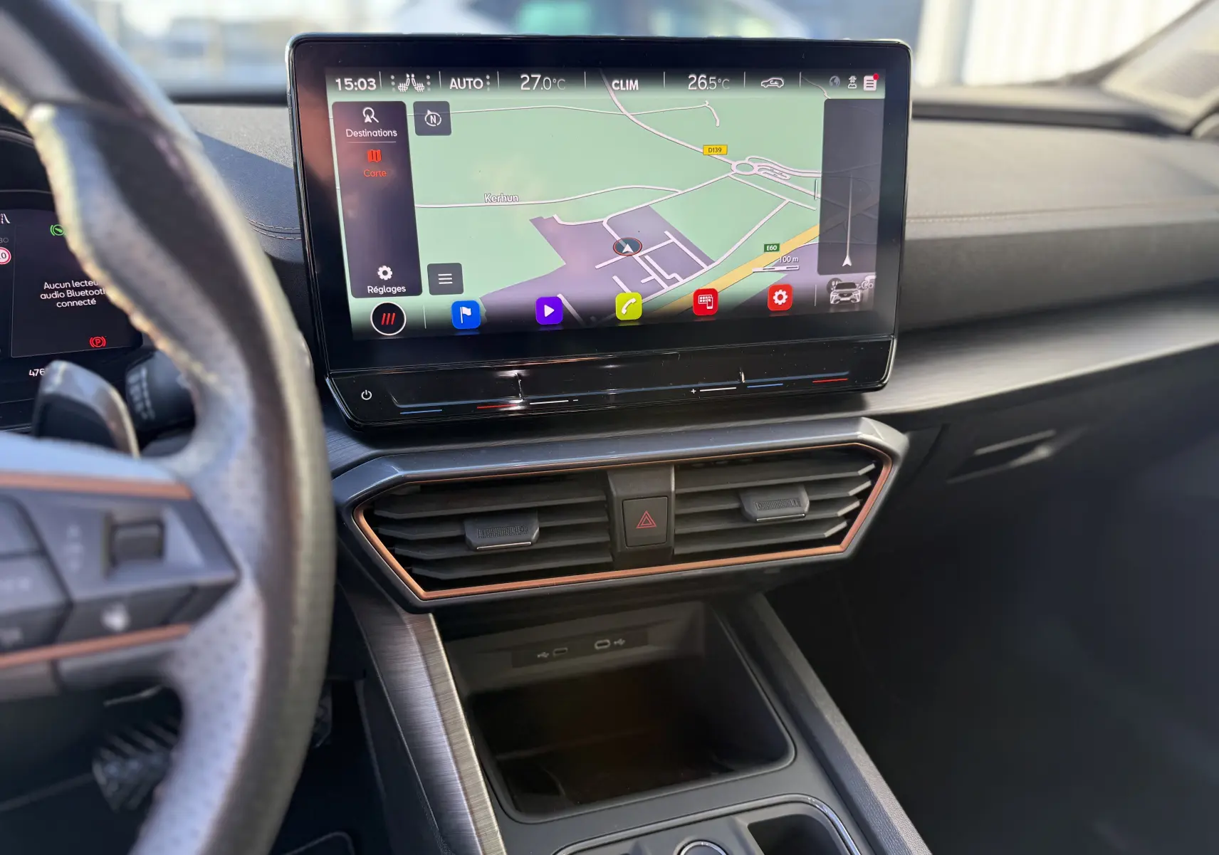 Vue intérieure centrée sur l'écran tactile du tableau de bord du CUPRA Formentor 2023, avec navigation affichée.