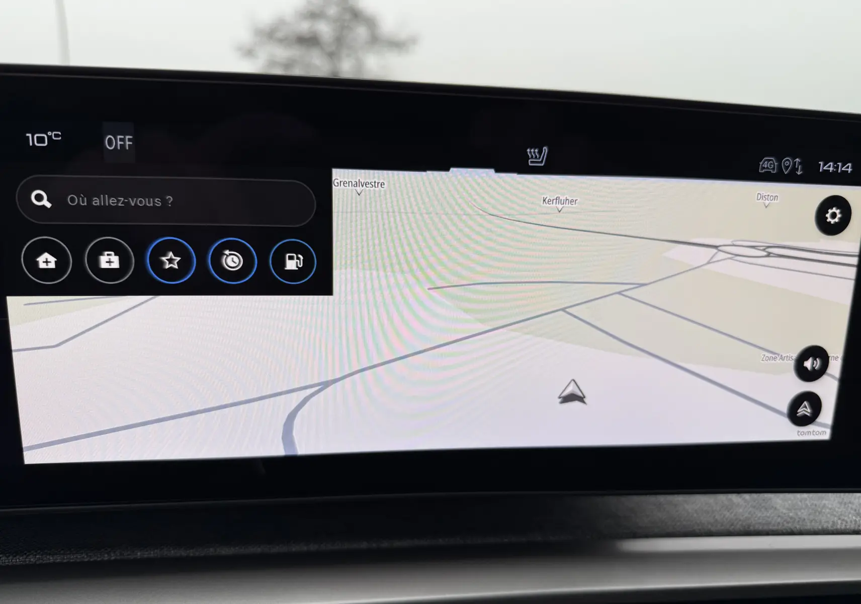 Écran tactile du système de navigation du Peugeot 3008 Hybrid 2025 affichant une carte et options de destination.