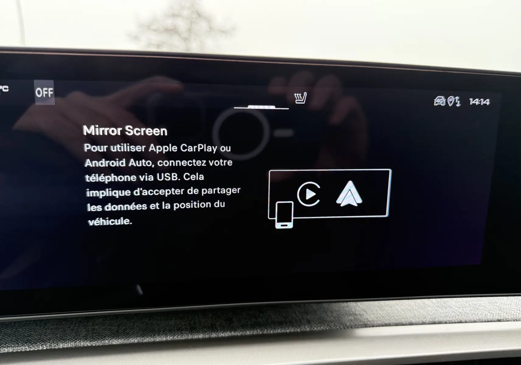 Écran tactile intérieur du Peugeot 3008 Hybrid 2025 affichant les instructions pour Mirror Screen avec Apple CarPlay et Android Auto.