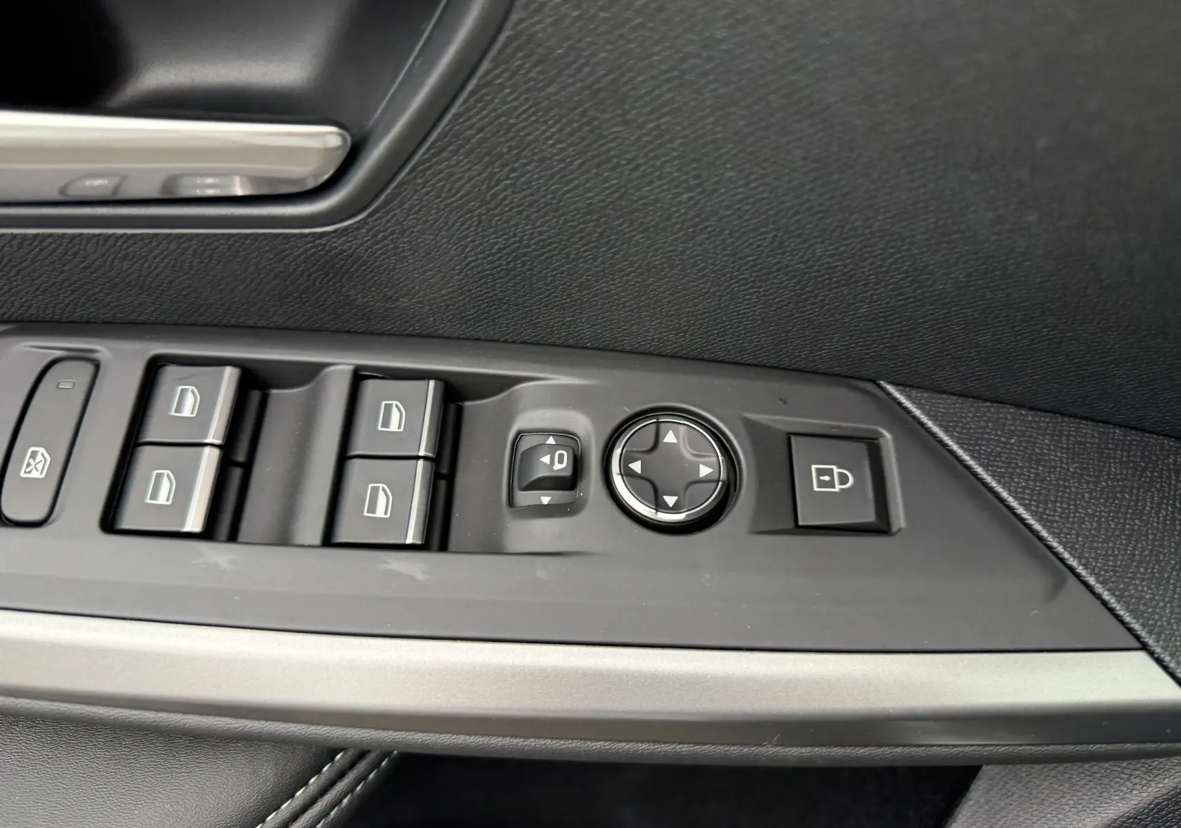 Commandes des vitres et réglages des rétroviseurs sur la porte côté conducteur d'un Peugeot 3008 Hybrid blanc 2025.