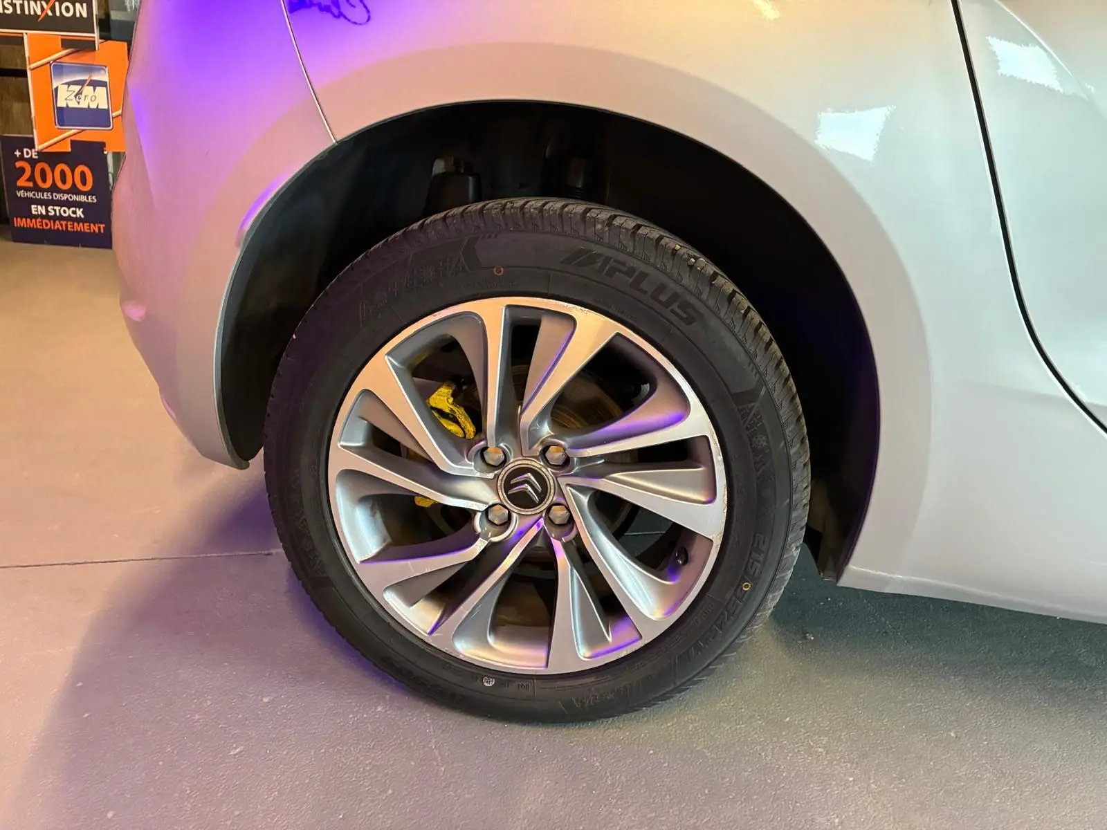 Gros plan sur la roue arrière droite gris clair d'une DS4 1.6 HDI 115 avec jante alliage et frein jaune visible.