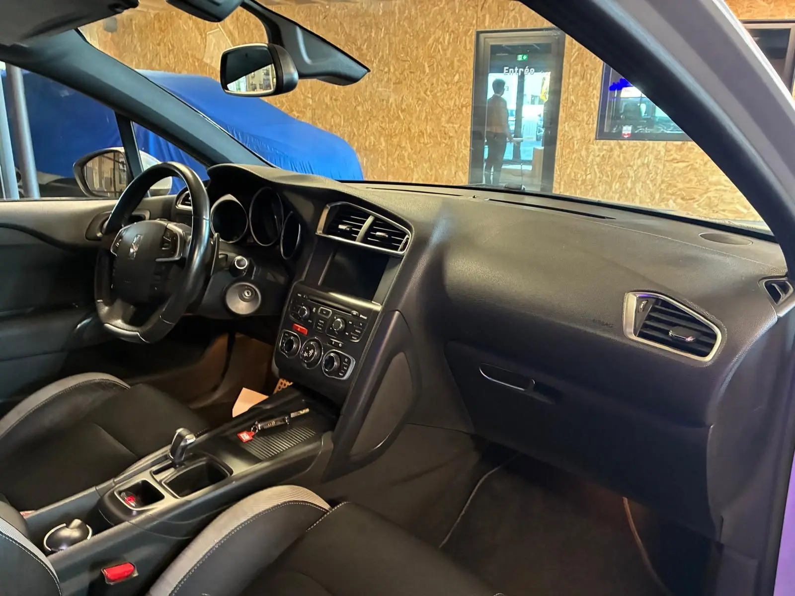 Vue intérieure côté conducteur du tableau de bord gris noir et console centrale de la DS4 1.6 HDI 115 diesel de 2014.