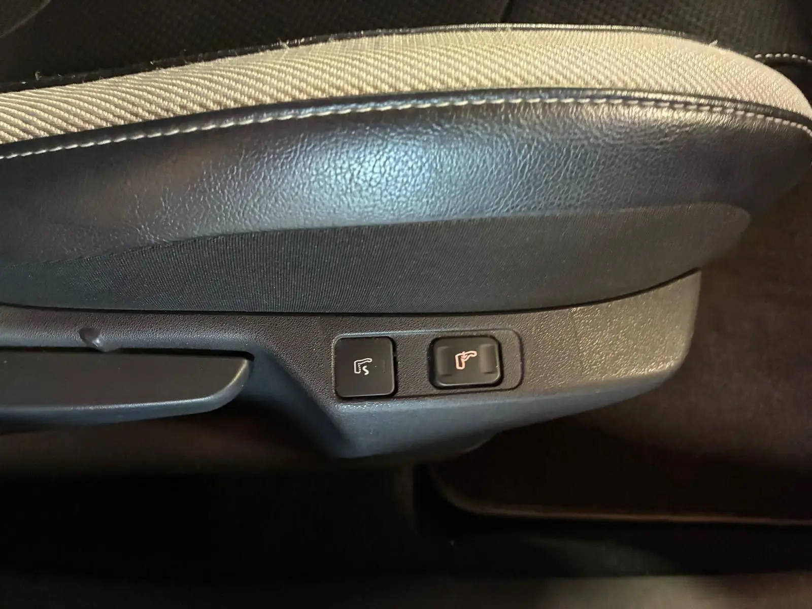 Gros plan sur les commandes de réglage électrique du siège avant en tissu gris noir d'une DS4 2014.