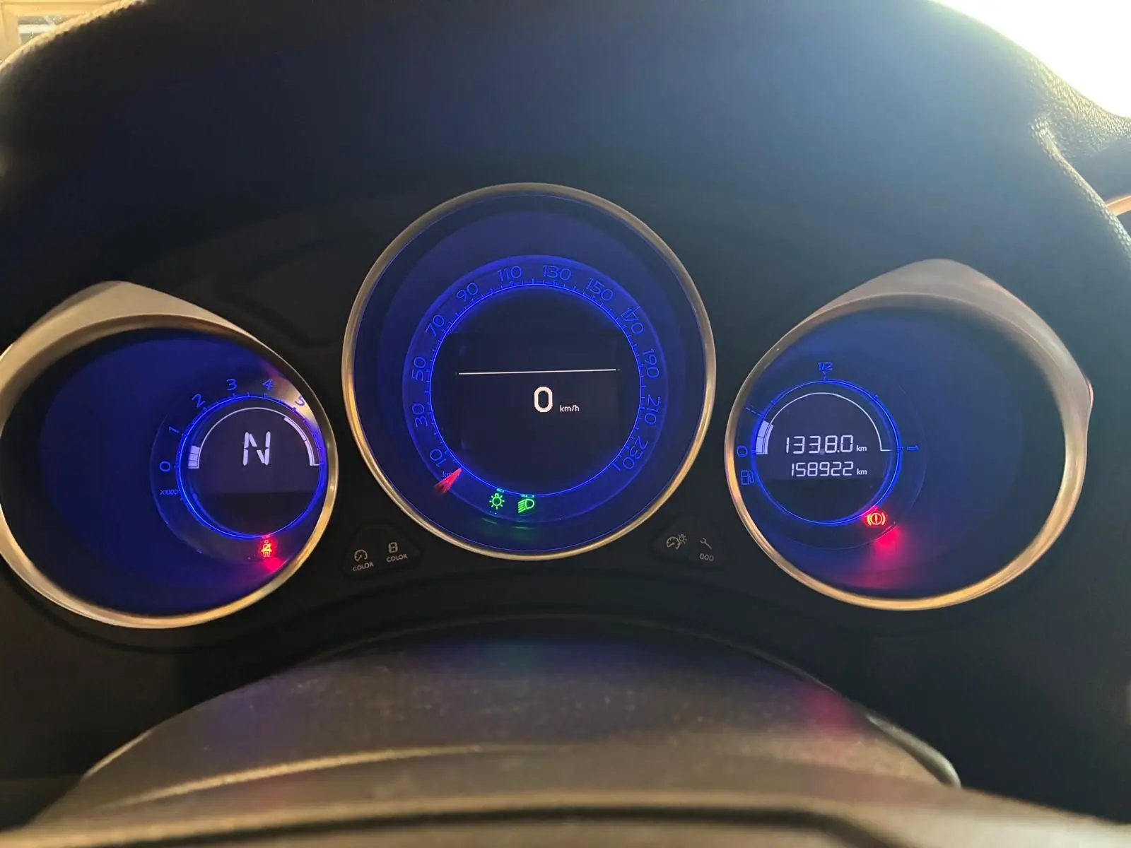 Vue rapprochée du tableau de bord du DS4 gris 2014, affichant les compteurs numériques bleus et les voyants allumés.