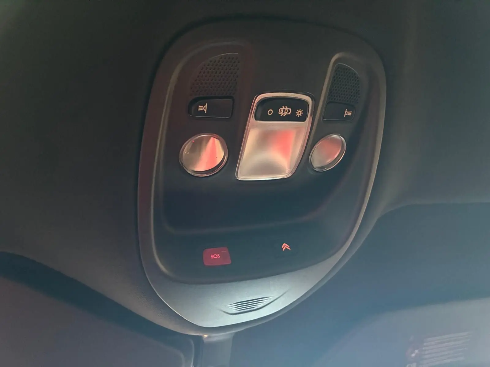 Vue en gros plan du plafonnier intérieur avec commandes d’éclairage et bouton SOS d’une DS4 gris 2014.