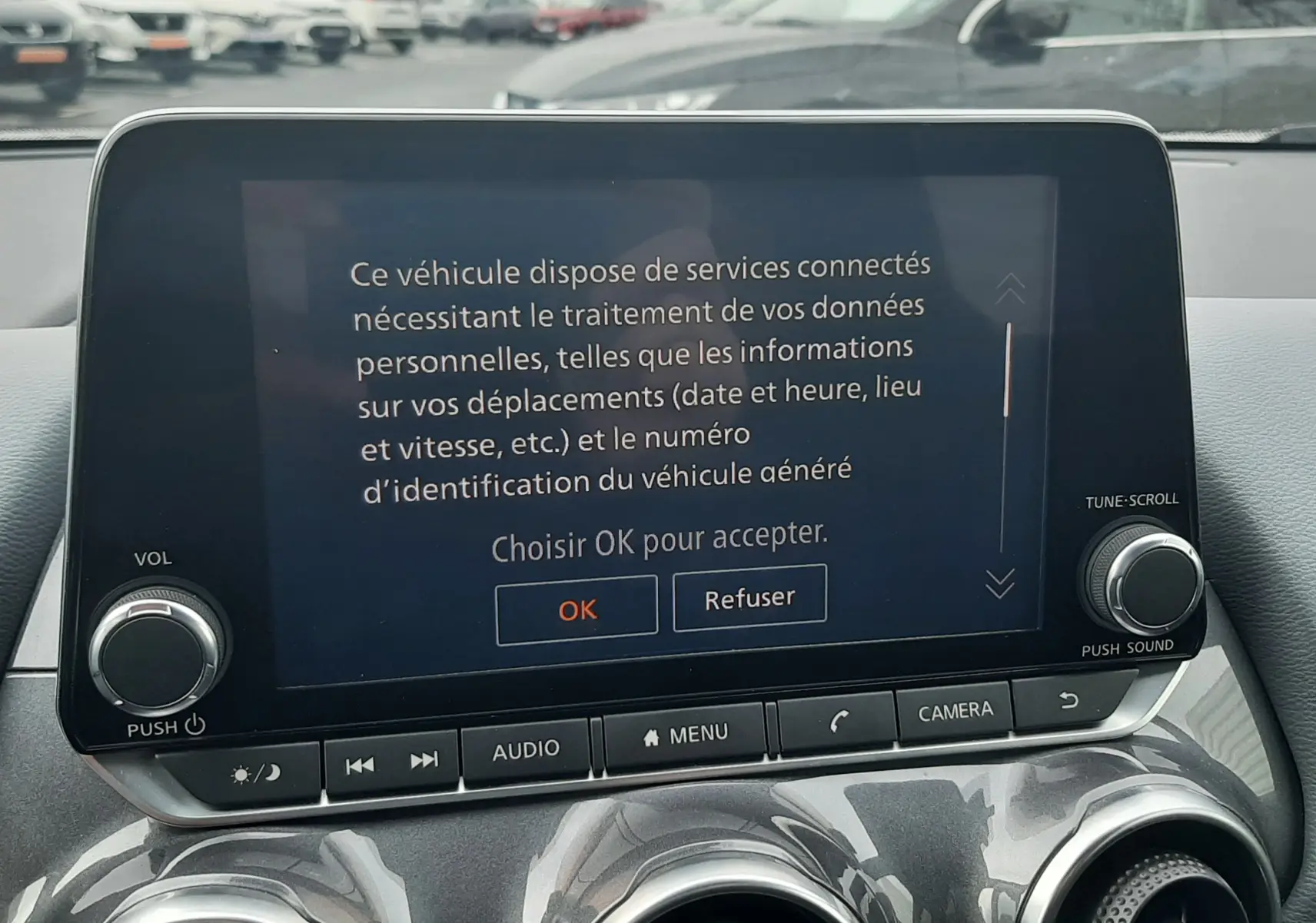 Écran tactile central du Nissan Juke 2020 affichant un message de consentement aux services connectés, avec aérateurs ronds en dessous.