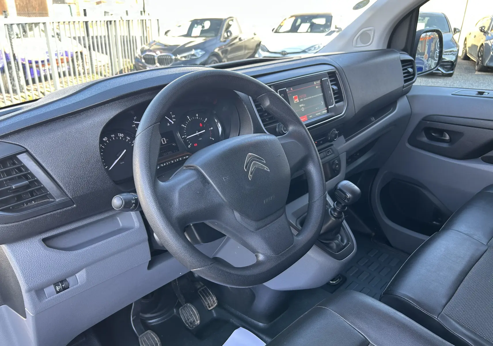 Vue intérieure côté conducteur du Citroën Jumpy 2017, volant, tableau de bord et levier de vitesse manuelle visibles.