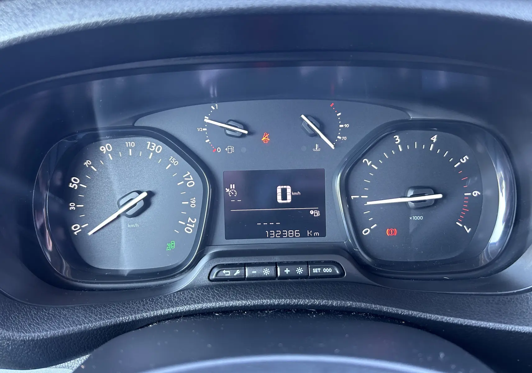 Vue rapprochée du tableau de bord du Citroën Jumpy 2017, affichant le compteur et le kilométrage à 132386 km.