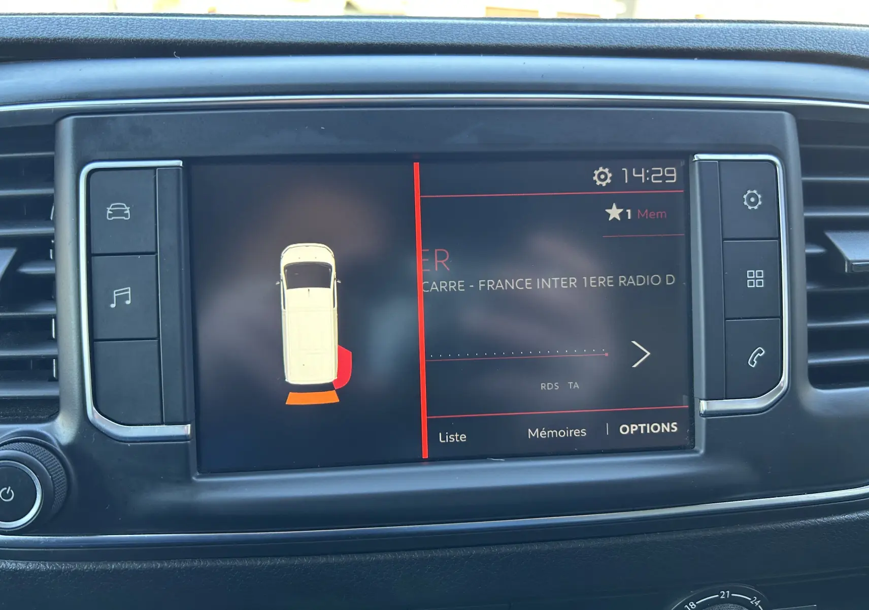 Écran central tactile du tableau de bord du Citroën Jumpy blanc, affichant l'alerte de proximité arrière.