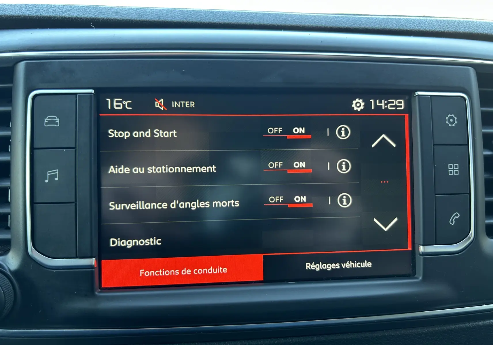 Écran tactile central du tableau de bord du Citroën Jumpy blanc, affichant les réglages d’aides à la conduite.