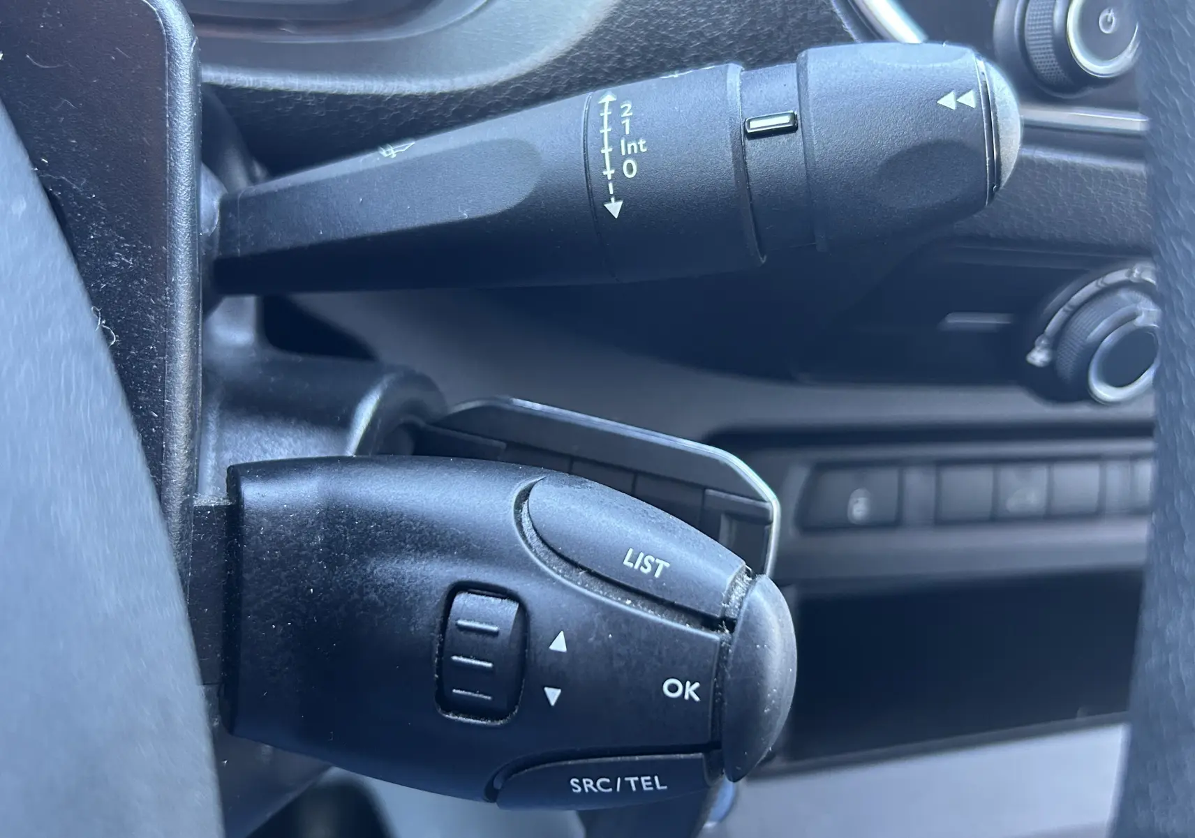 Gros plan sur les commandes au volant noir du Citroën Jumpy, avec boutons LIST, OK et SRC/TEL visibles côté gauche.